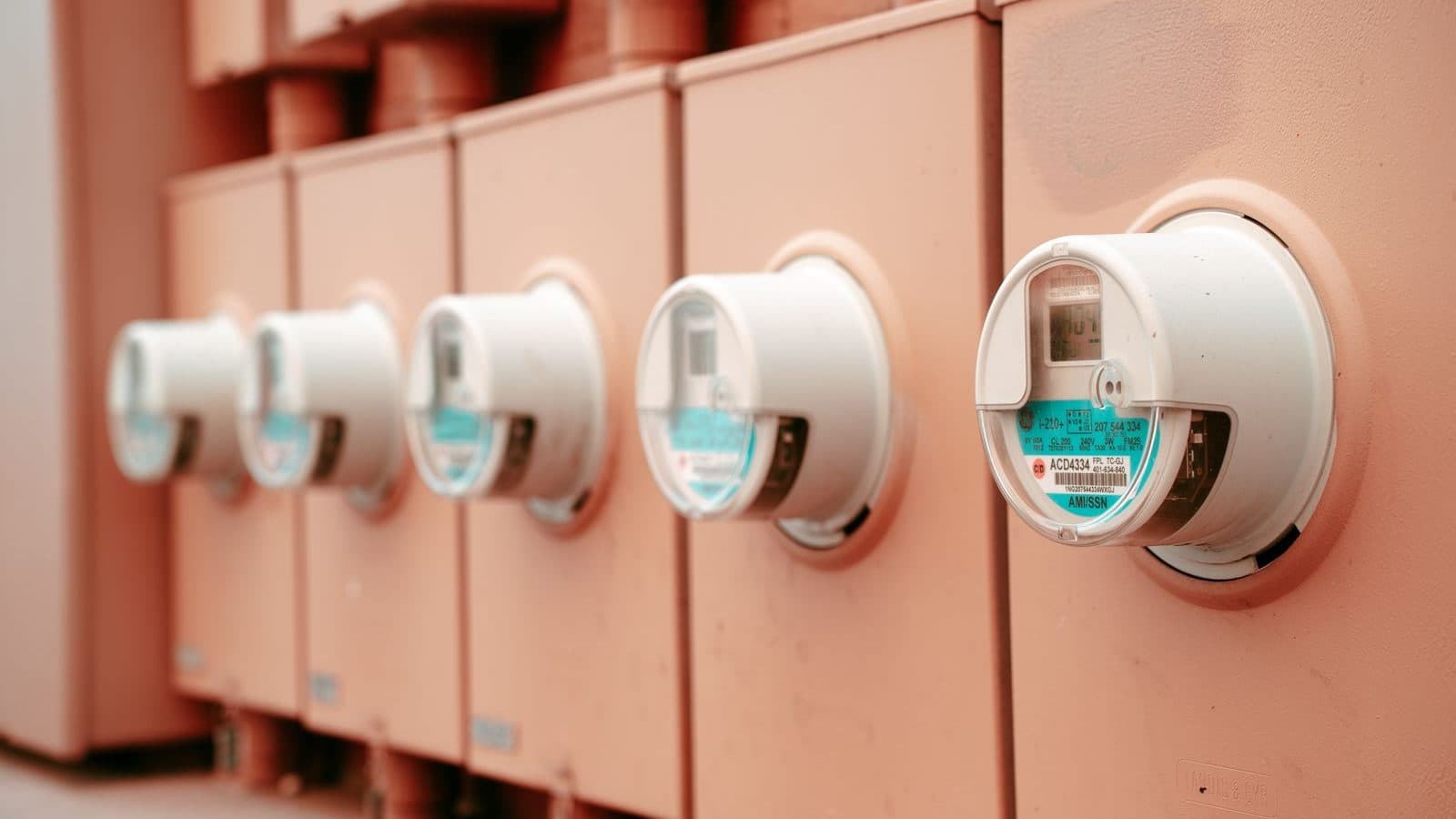 Panolar üzerine sıralanmış elektrik sayaçları