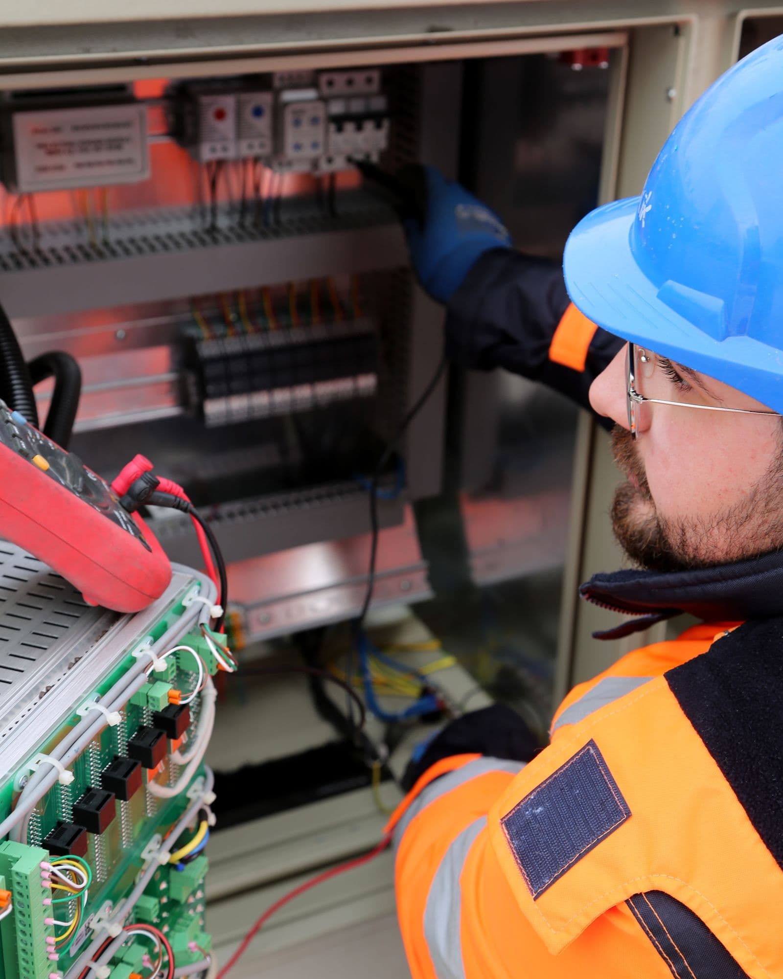 Pano üzerinde çalışan elektrik teknisyeni