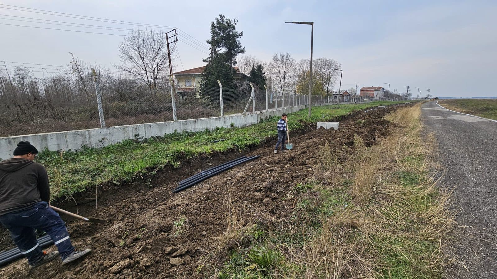 Açılan kanalda fiber kablo çekimi yapan saha ekibi
