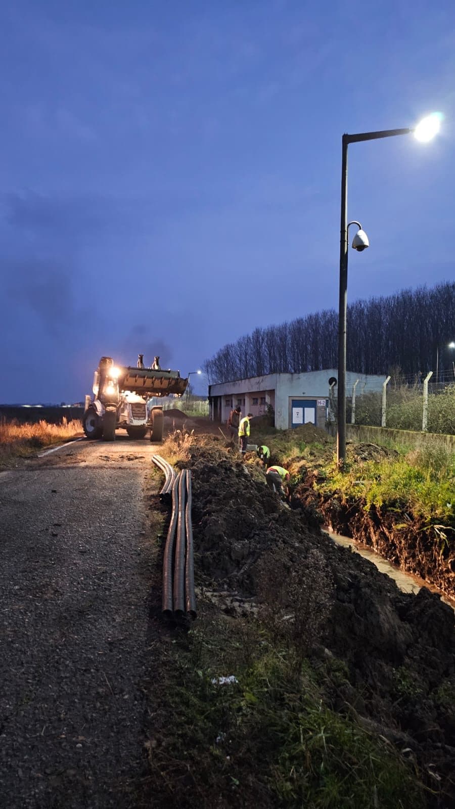 Fiber güzergâhı için açılan kanal ve saha üzerindeki kazı çalışması