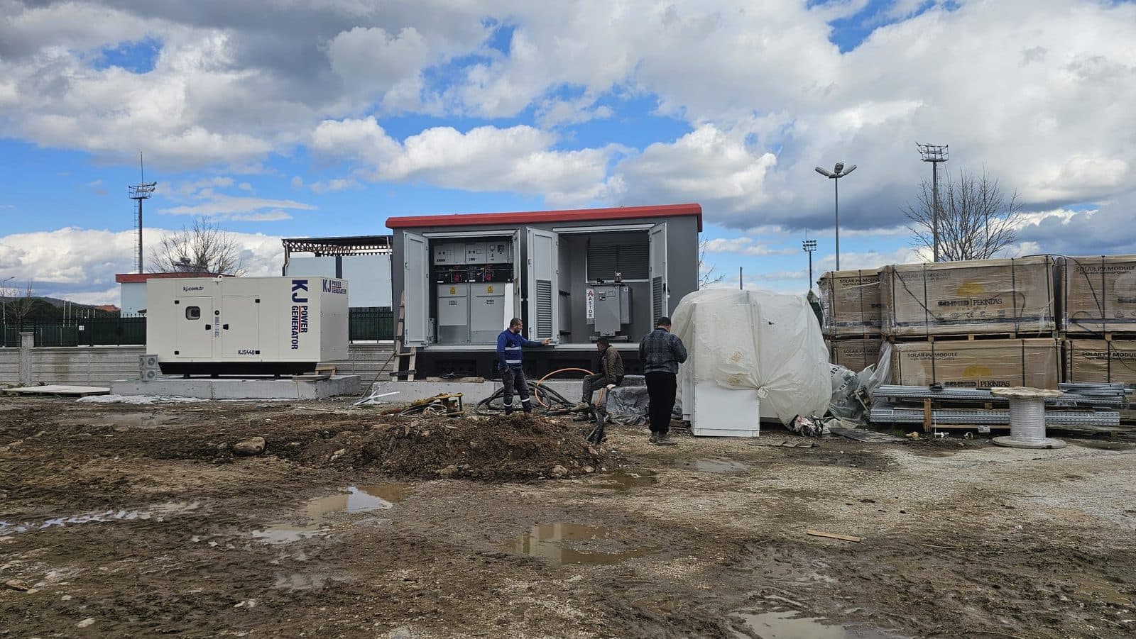Saha üzerinde yan yana konumlandırılmış kompakt köşk trafo ve dizel jeneratör