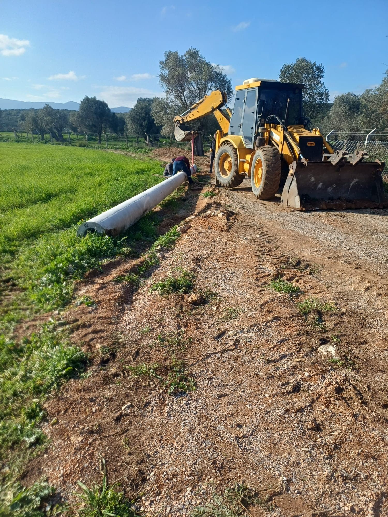 Enerji nakil hattı güzergâhında direğin kepçeyle taşındığı saha çalışması